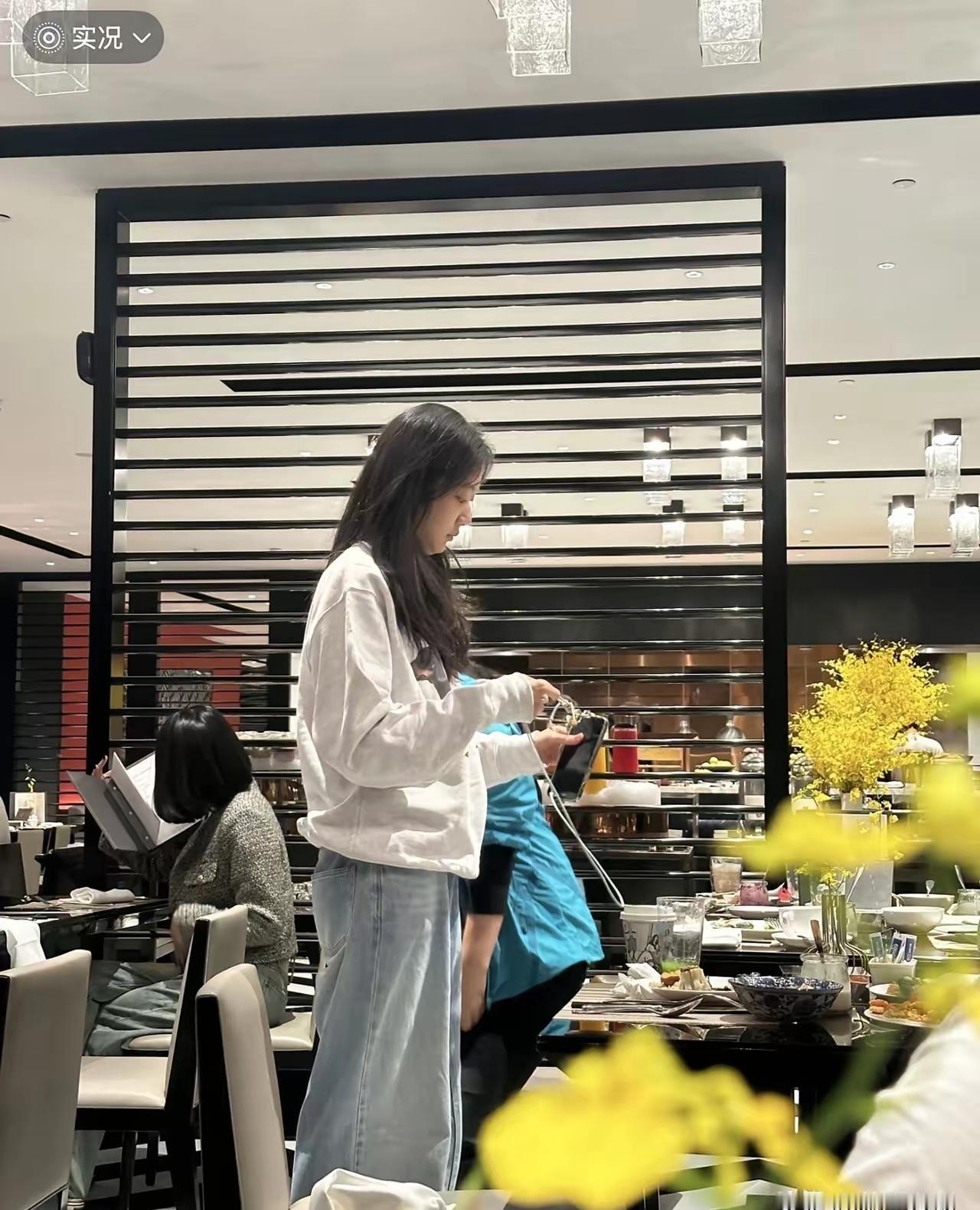 翻出了2年前偶遇孙千的照片！非常普通，我高中同学跟她长得几乎一模一样，个子也差不