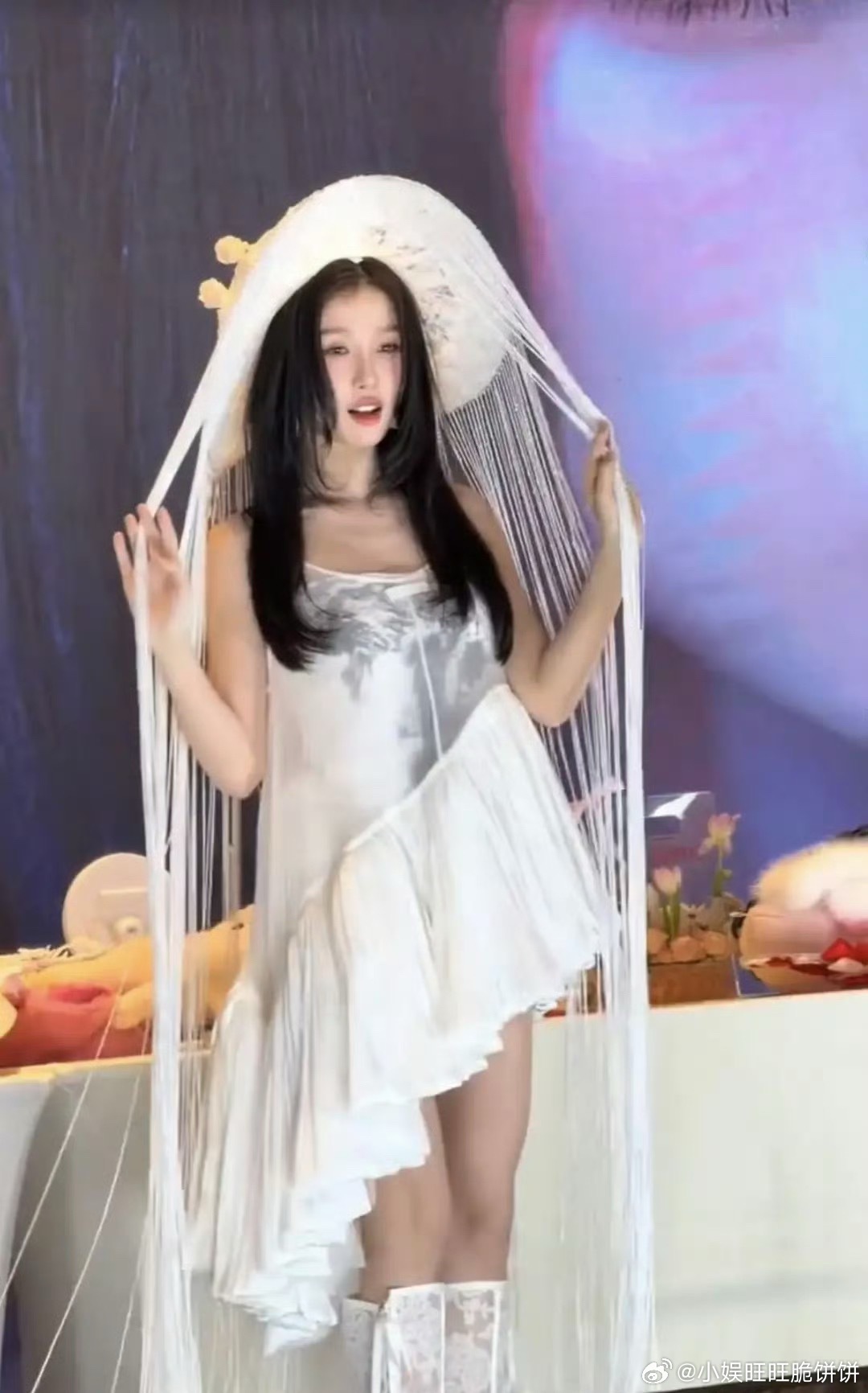 虞书欣紧接着张艺凡也出了帽帘造型