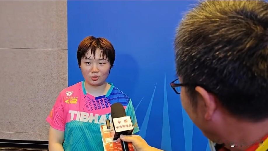 蒯曼晋级8强后，李武军老师亲自采访问道:蒯曼，下一场就是陈梦，你该如何面对？