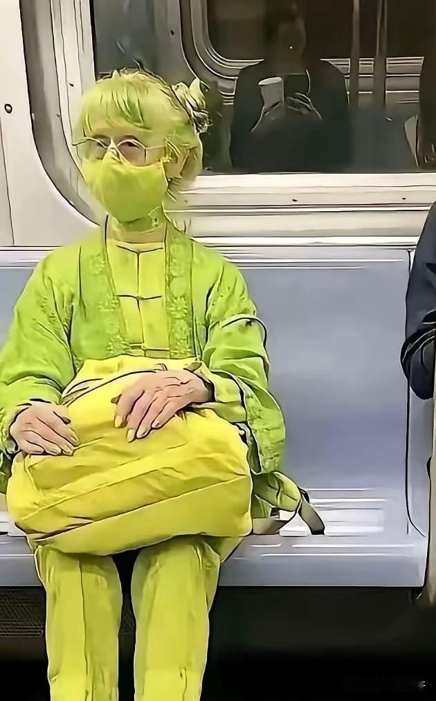 很多人以为这是假的，不！这真不是假的，她是一个真老太太。据说她一辈子独宠一种颜