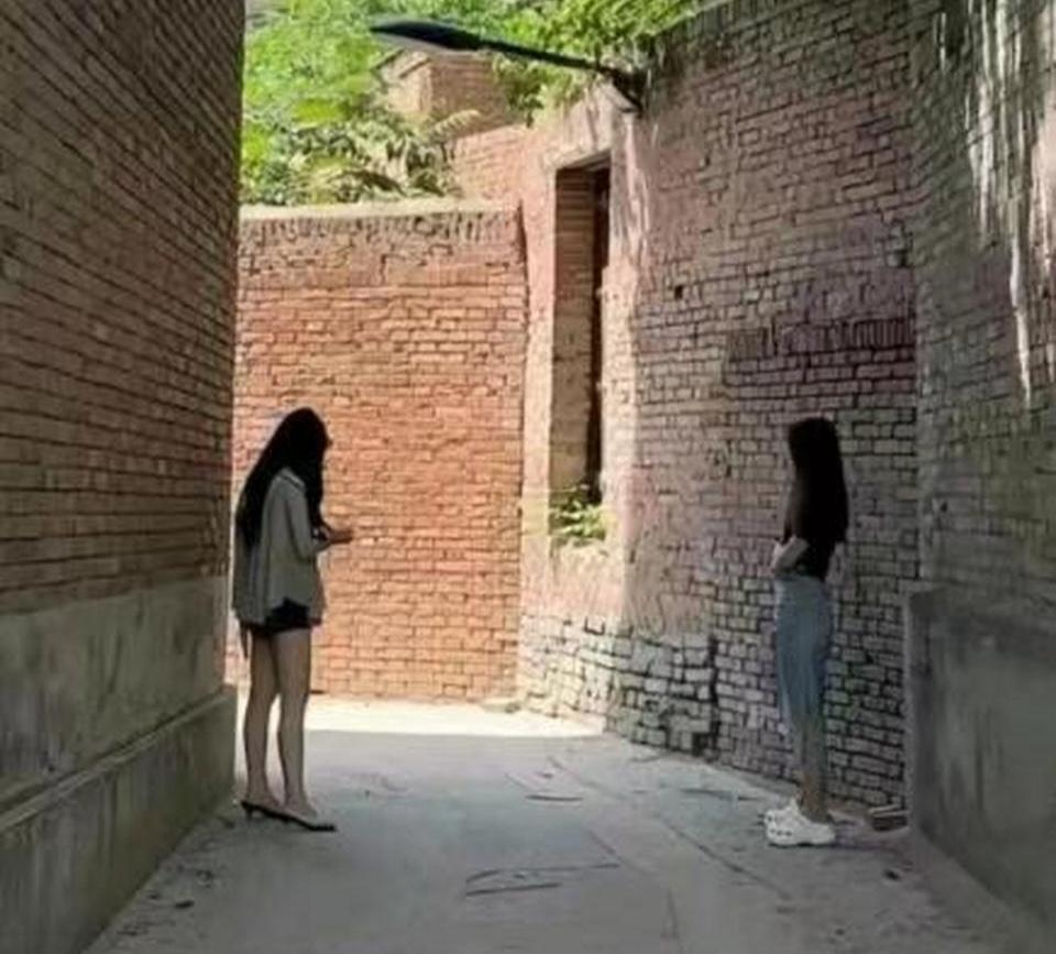 笑话（808）两个单身汉来城里打工，晚上去老街巷子里找乐子，两人边走边寻找目