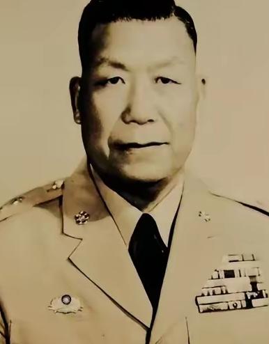 1949年，蒋介石下死令：撤离青岛必须炸毁全城！刘安祺表面连连点头，转头却冲心腹