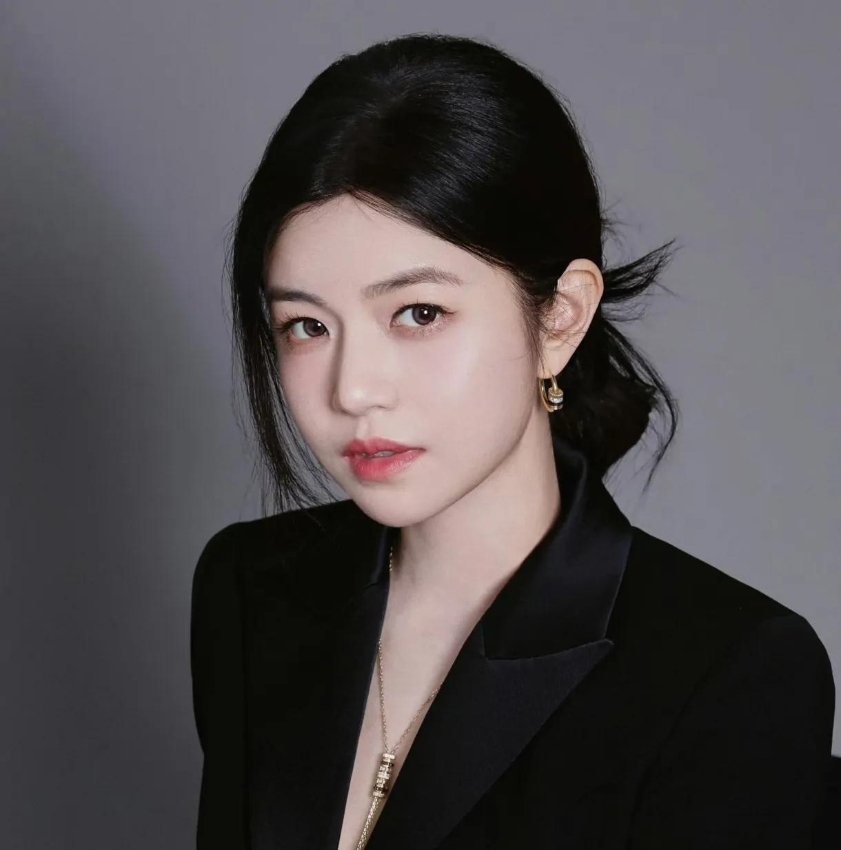 这个世界最看不懂的人，就是陈妍希了，明明42岁，都已经离婚了，孩子不回男方过年也