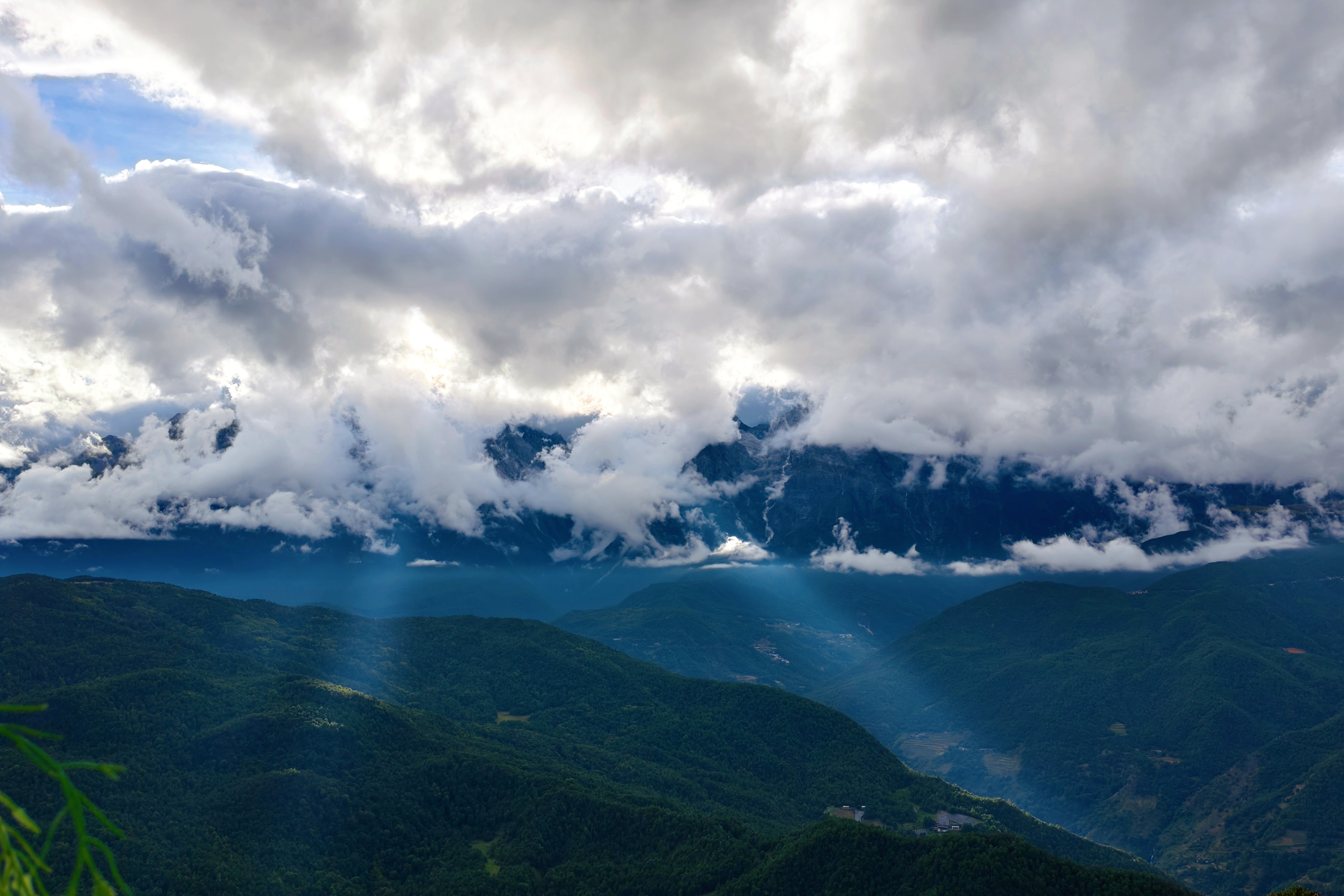 玉龙雪山，是纳西族的神山，虽然没有登顶，但在半山亦能感受到她的美，让人失语流云
