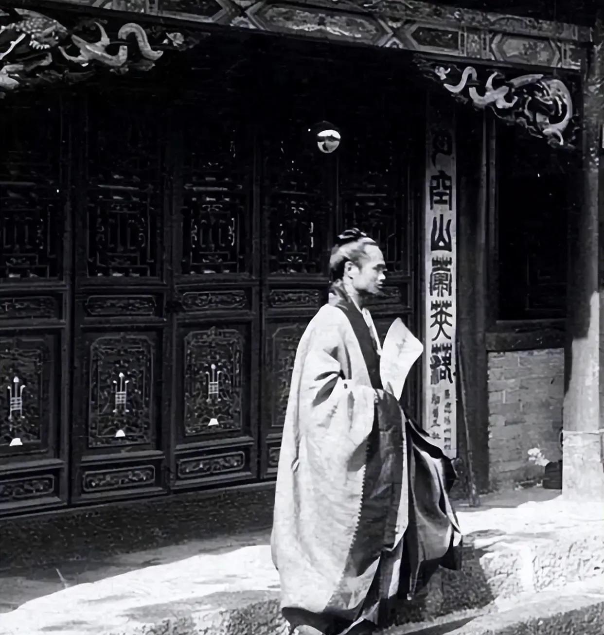 1938年，一个道士路过日军驻守的哨卡时，因为没有向日军鞠躬，结果被鬼子