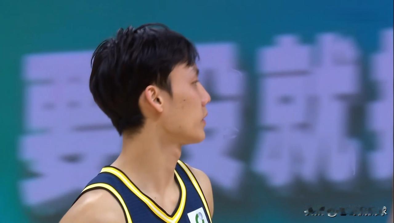 我终于有机会吐槽一下广东东阳光后卫徐杰了！在今天广东东阳光主场迎战深圳马可波罗的