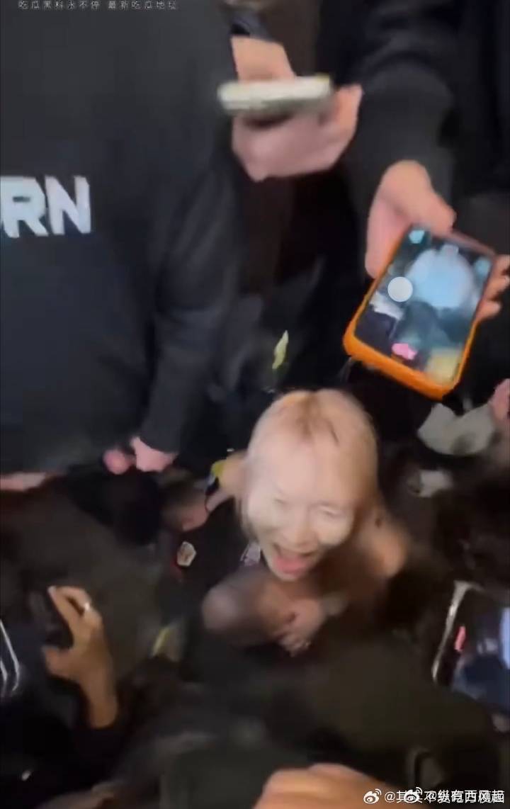 长沙解放西逆天了，为了流量毫无下限，咋感觉这黄头发的还像是个男的。。