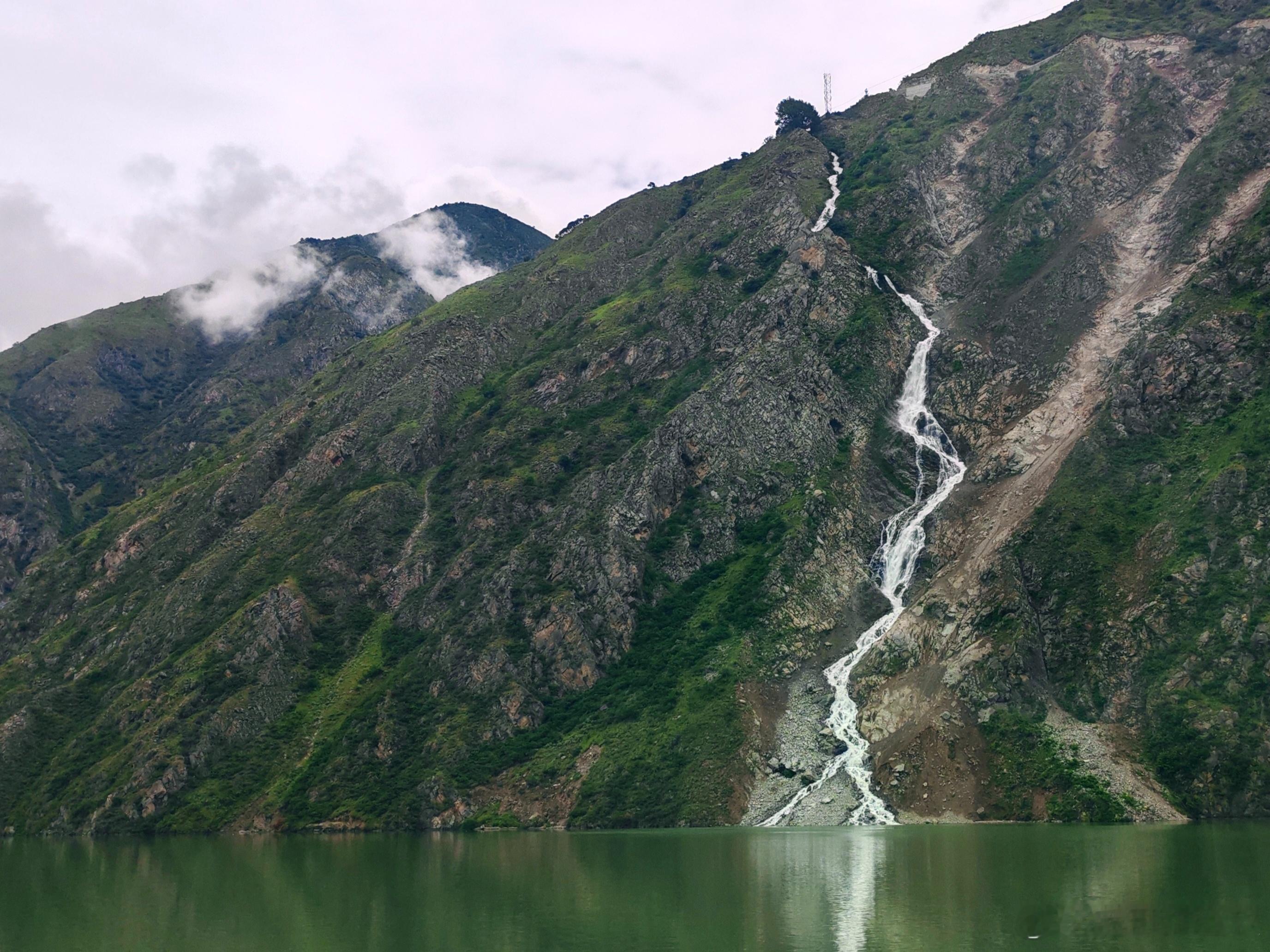 今天离开成都，一路向西穿过二郎山隧道，再沿大渡河溯流而上，进入藏区。一路风景美不