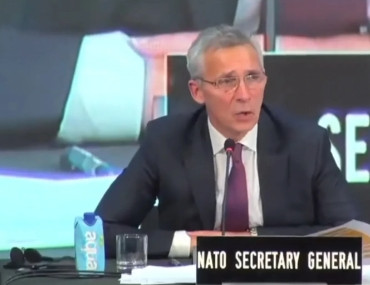 不得不说，<em>延斯</em>·<em>斯托尔滕贝格</em>也是个欢乐喜剧人，回顾他给全世界送乐子的画面。斯