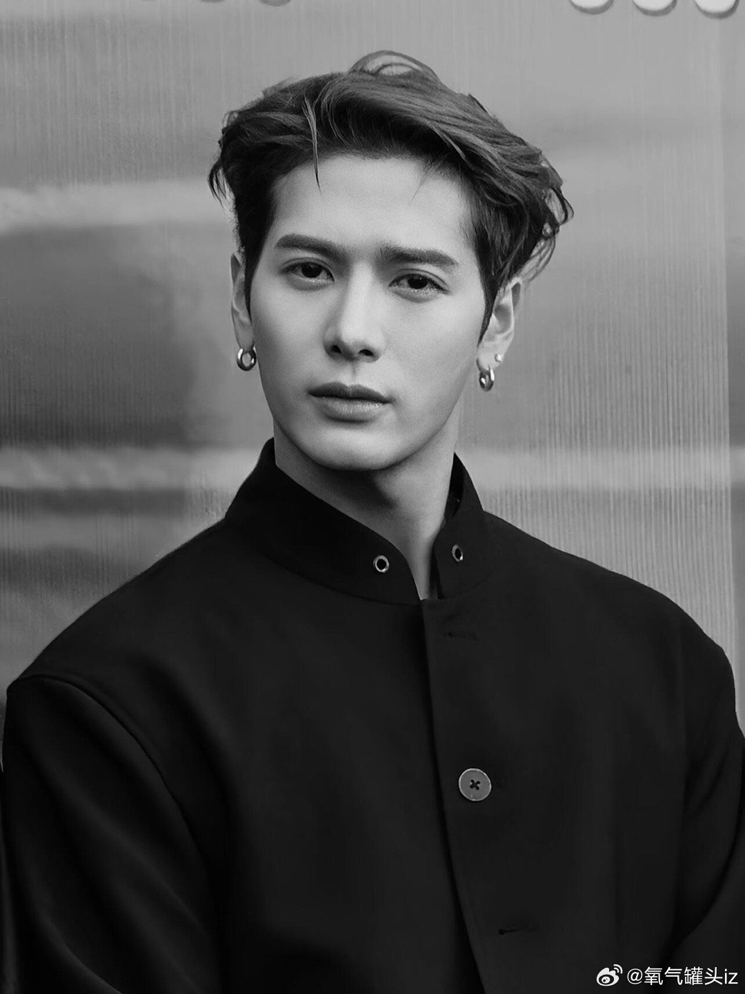 娱乐明星他的颜值不带滤镜，黑白也动人王嘉尔​​​