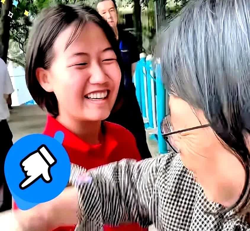 张桂梅68岁了，近几日上热搜了，因为张桂梅说错了一句话，“你快一点，祖宗！”
