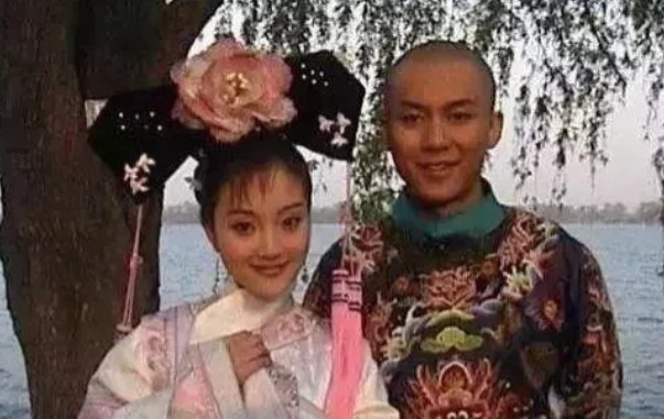 2002年，24岁的李晨爱上了小3岁的李小璐，情到浓时，还在大腿上刻了一个“璐”