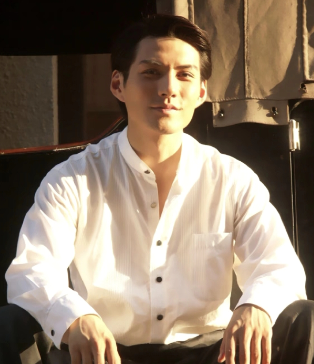 主持人问严屹宽你长得帅有钱还会演戏，应该没有什么烦恼吧严屹宽说：“有，我太招女