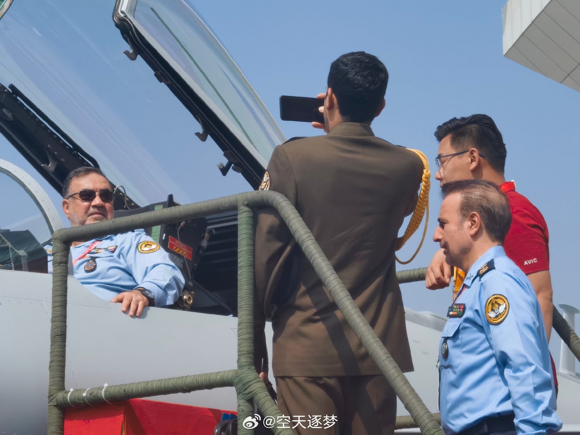 一眼万年2024年11月来华参观歼10CE的伊朗空军司令。他当时表达过伊朗希望采