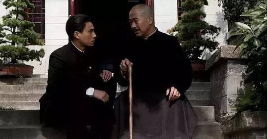 我记得电影《建国大业》里头有个名场面：渡江战役打响之前，老将回家祭祖准备撤退台湾