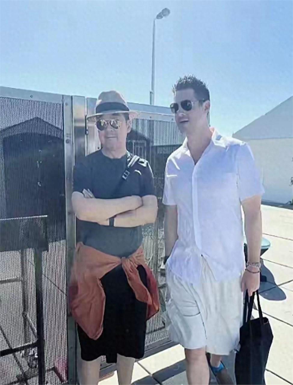 在澳洲开餐厅的朋友昨晚突然给我发消息：“看到张国立邓婕在我这儿喝粥，跟网上说的完