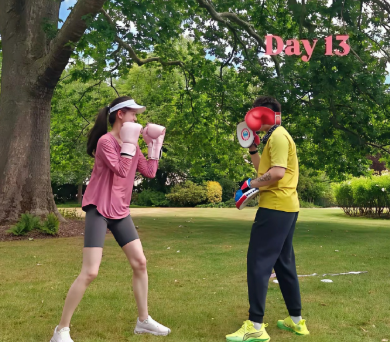 章泽天的生活太自律了，不是健身就是爬山，这素颜也是杠杠的，不需要考虑钱，不需要考