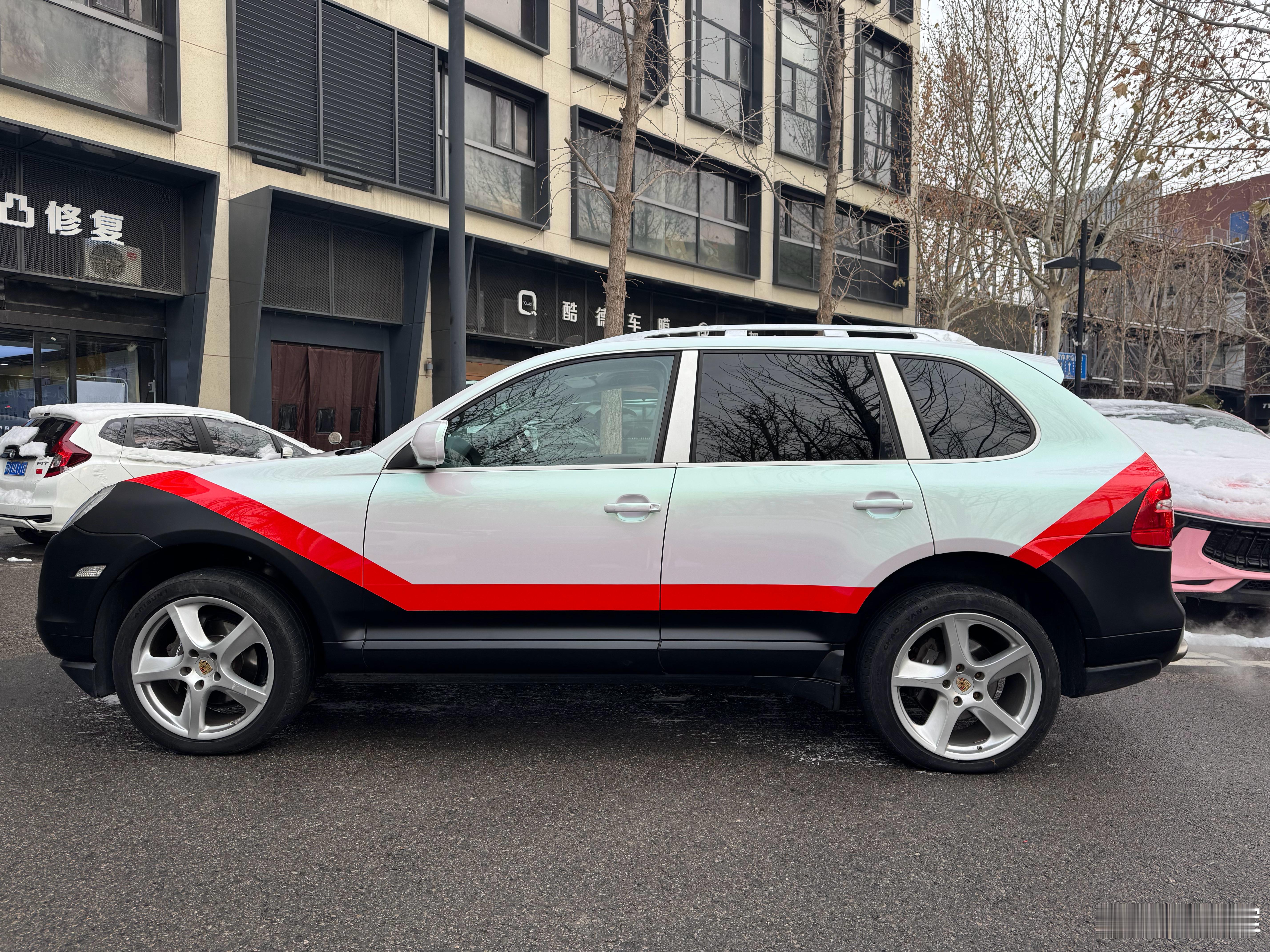 废铁价玩保时捷历经十天，第一阶段完工。原车是质感非常的灰色，但右侧漆面不太好，之