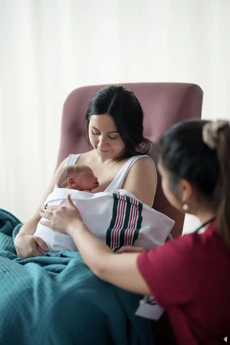 问：妈妈乳房小，就一定会没奶吗？母乳妈妈奶少妈妈奶量享喂母乳喂养答：曾经有咨