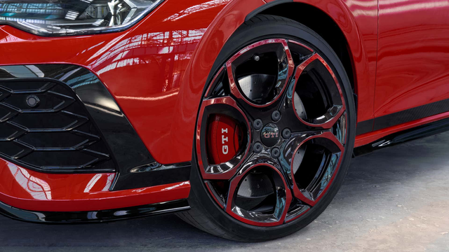 大众发布高尔夫GTI50周年特别版官图。50周年特别版外观采用红色涂装