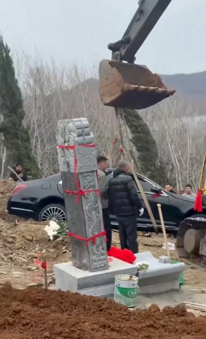 尊重但不理解，4月9日，辽宁有一辽K的奔驰车被土葬。根据知情人士反映，奔驰车为
