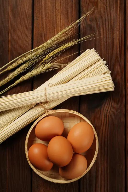 50包鸡蛋挂面，竟然只往面里打一个鸡蛋？换算一下，每包挂面按一斤干挂面算，所需