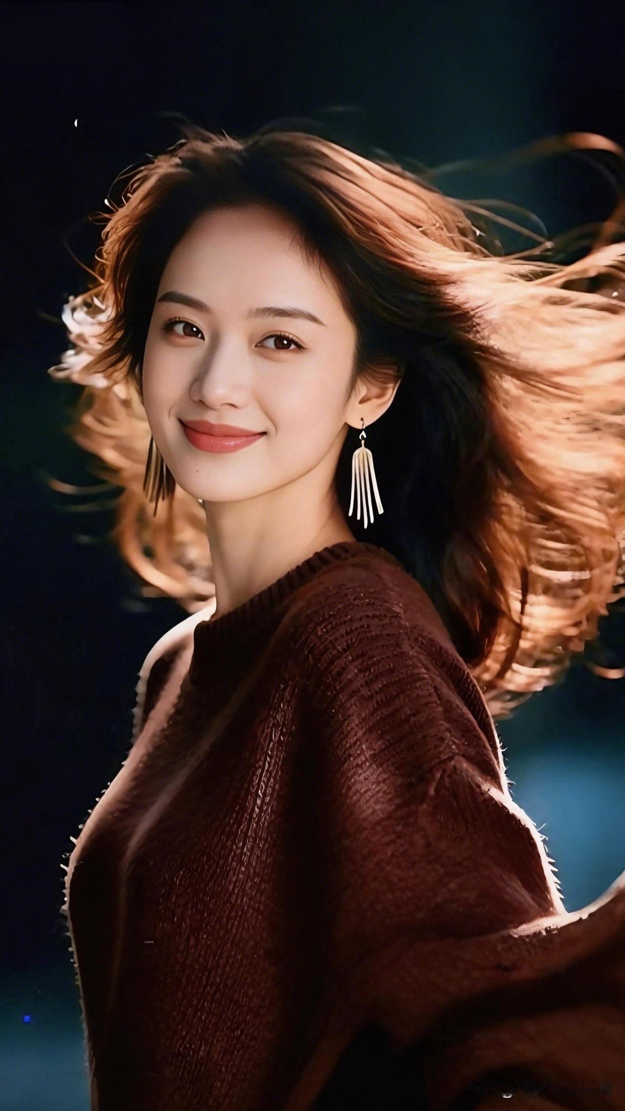 温柔微笑，飘逸长发，暖色调毛衣，时尚耳环，甜美可人。晒晒少女靓影