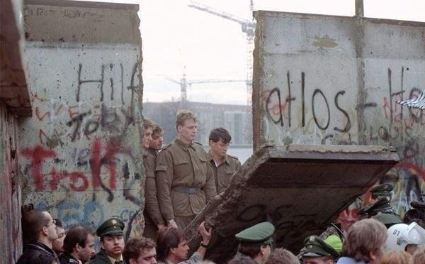 柏林墙，阻止的是东德人民逃往西德。既然你好，你为什么要建立一个墙来阻止你的人民呢