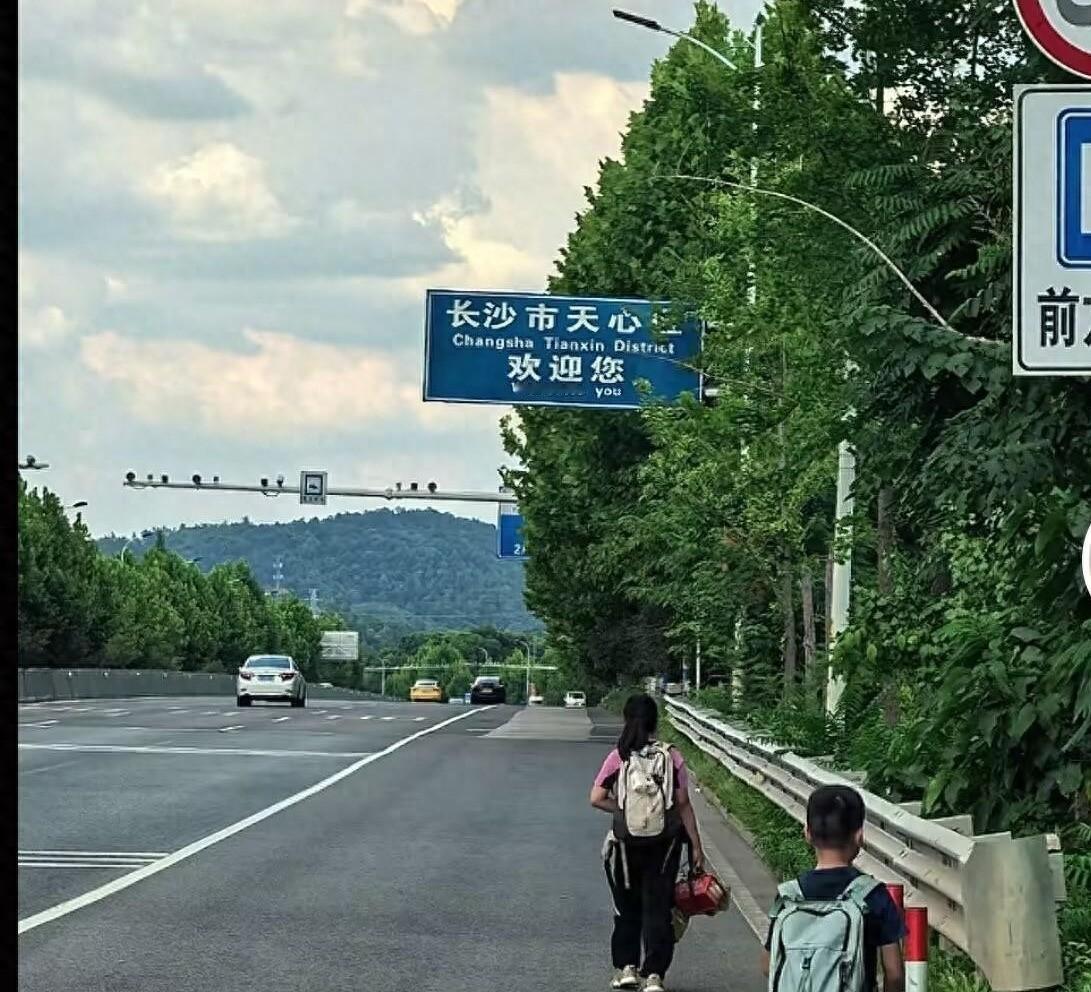 这个爸爸的三观太正了！湖南的吴先生一家一直在深圳工作学习。今年放暑假，他没让
