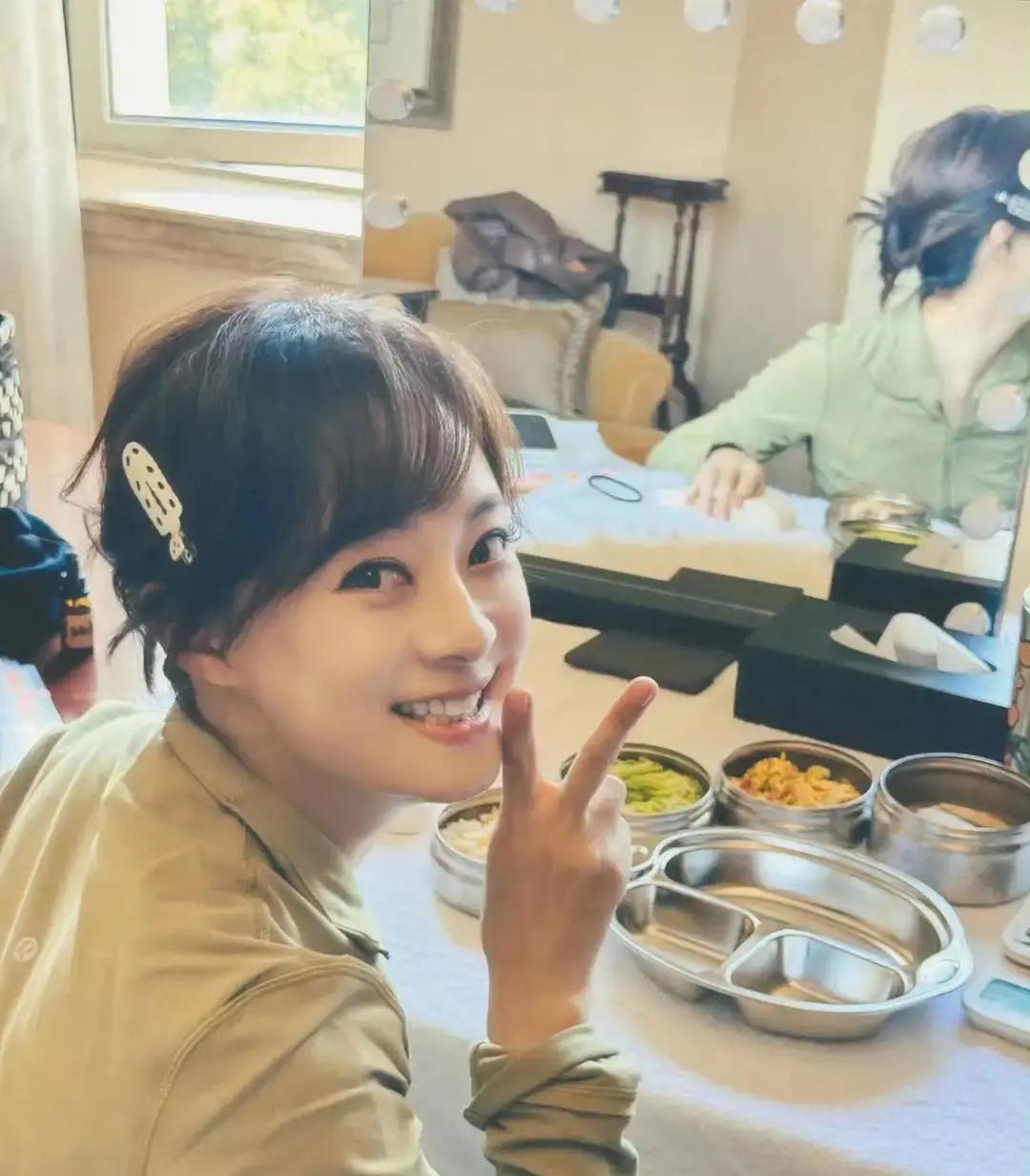 孙俪晒营养师日常，说人家跟了她大半年，天天催她吃菜喝水。结果现在她反过来提醒