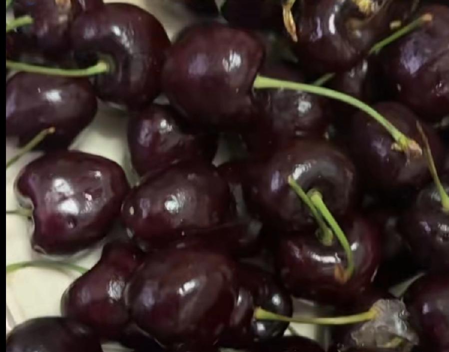 注意春节买车厘子千万警惕霉变，车厘子毒性高达砒霜的68倍，据看看新闻2月12日报