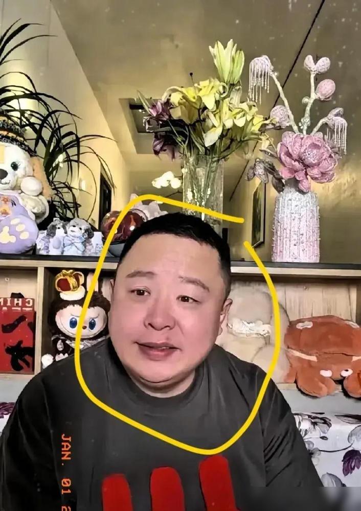 阎鹤祥在朝阳开了家脱口秀剧场，招牌挂的是他本名，演出单上写着“新派相声+脱口秀”