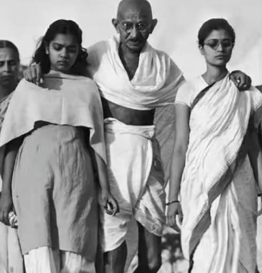 抗战时，中国原本准备与印度联手抗日，没想到印度圣雄甘地竟反过来劝中国“放弃抵抗”