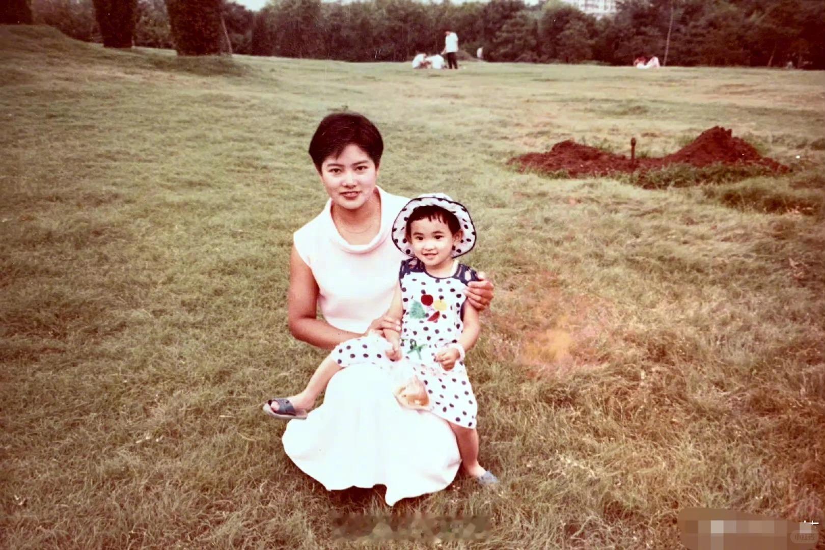 彭小苒妈妈好像何赛飞！巧的是彭小苒和何赛飞还演过同一个角色