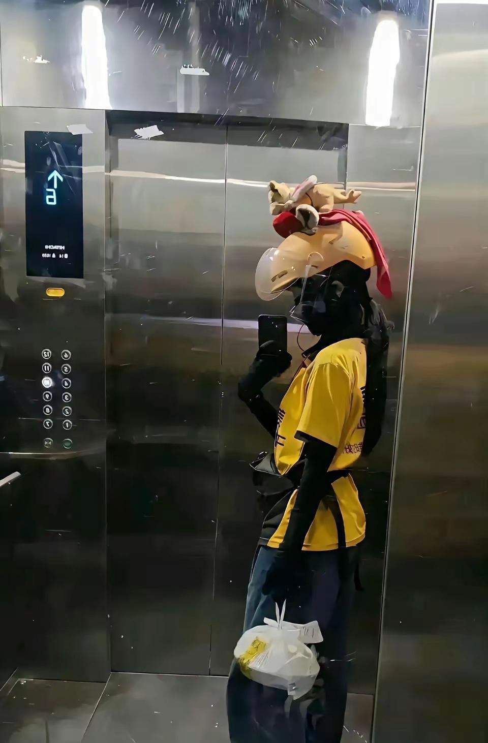 真有这样送外卖的吗？？穿得这么精致