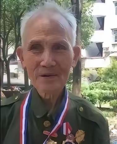 1945年5月，机枪手曾岳峰因伤掉队，没想到，他遇到100名日军正在吃饭！他立马