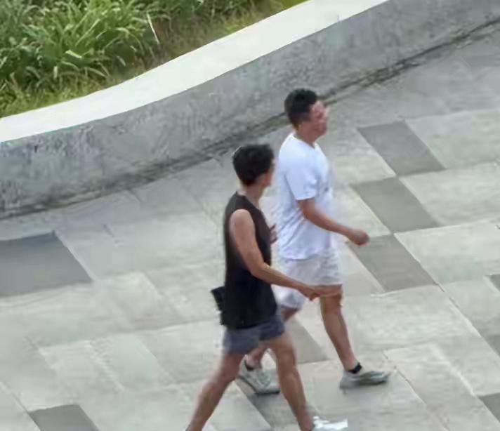 林更新成都东湖公园跑步被偶遇，身形清瘦引关注[比心]8月21日傍晚，有网友在成