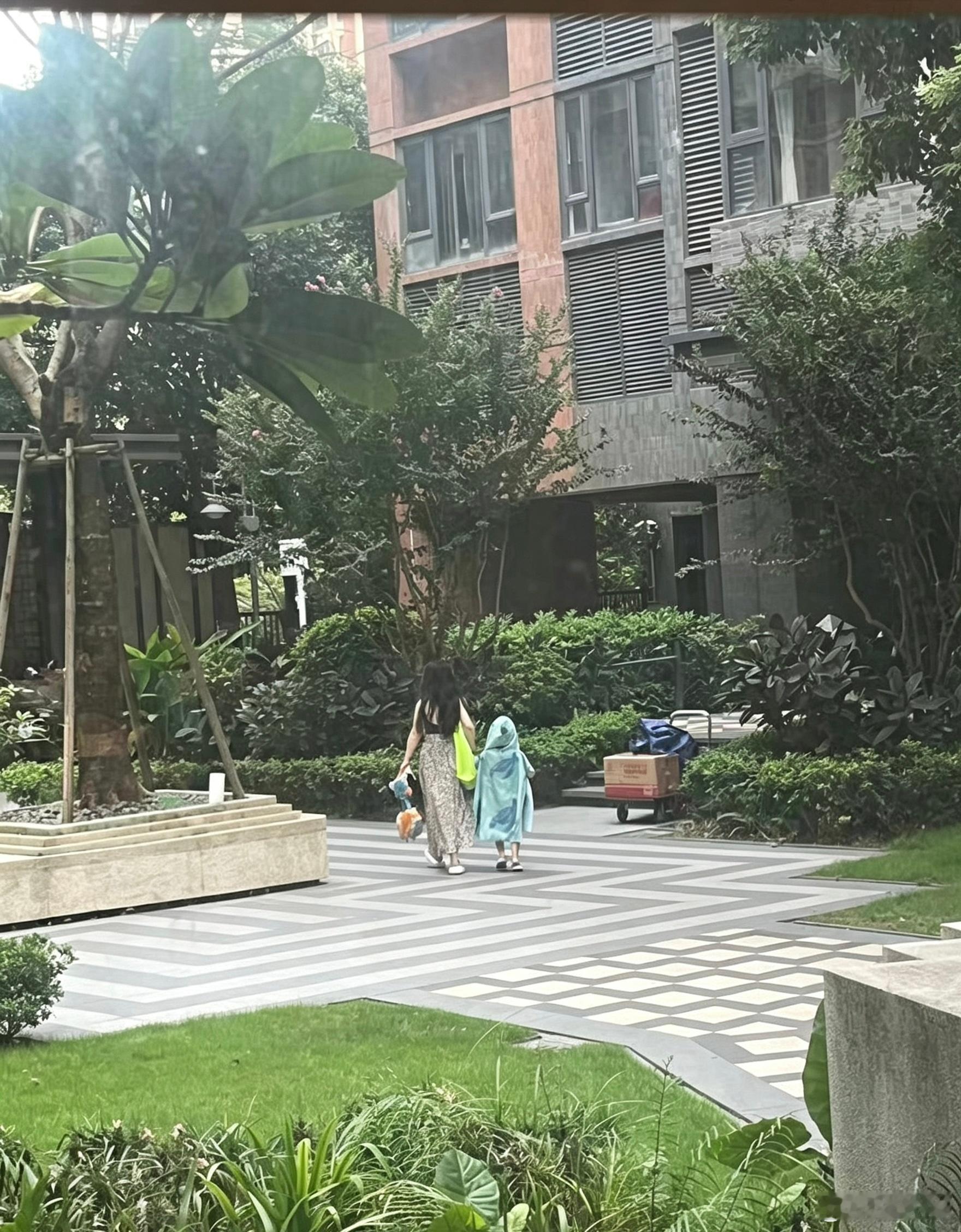 带妹游泳回来啦朋友帮忙拍到了个合影✌️