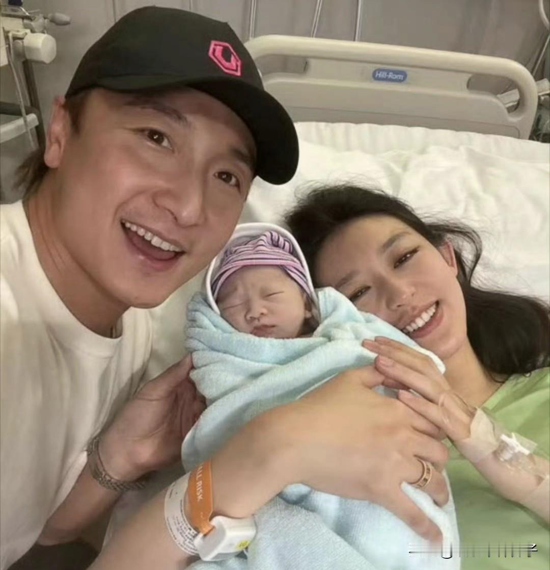 演员方力申官宣得女，妻子叶萱真的好美！12月12日，演员方力申在社交平台发文，