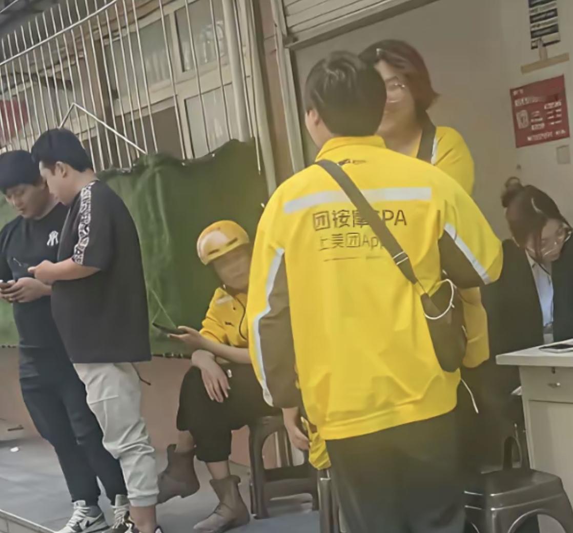 刘强东，好样的！以前总听到外卖骑手吐槽没有保障，这几天我下楼发现，小区旁边的美