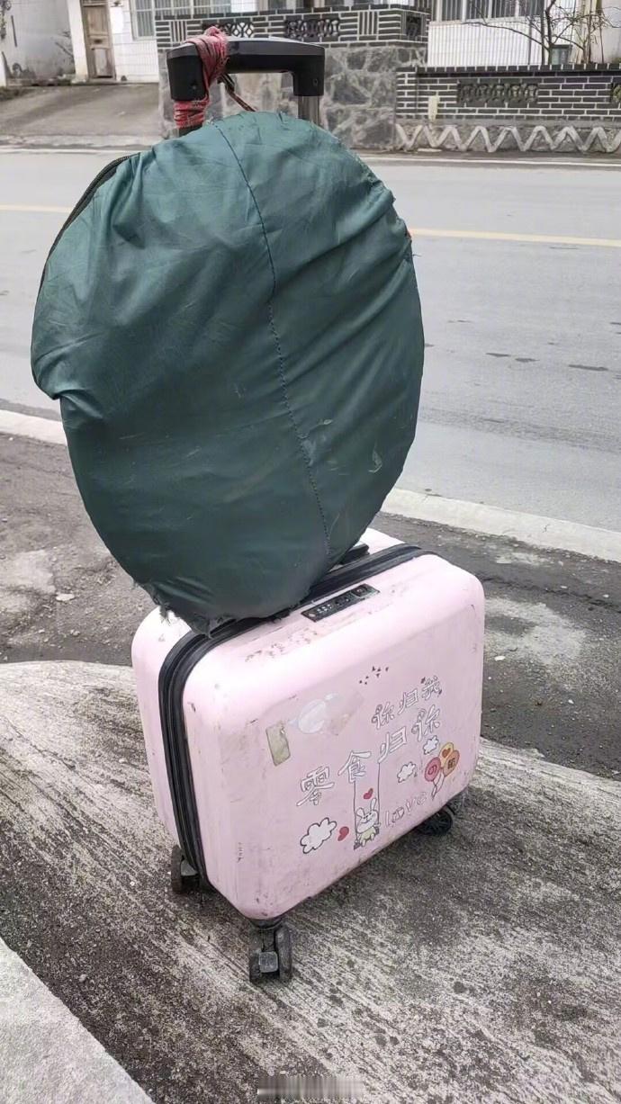 【26岁男子回应称徒步1500公里回家过年，53天走了1400多公里】“有钱没钱