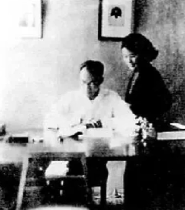 1942年，作家沉樱正怀3胎，得知丈夫把全部家当3万块，拿去给戏子赎身。她不哭不