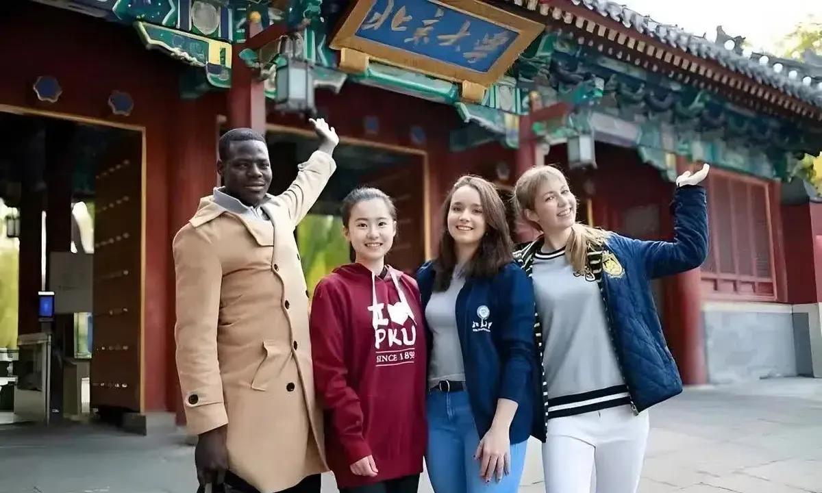 西方弄个国际排名，什么留学生比例就能靠前，入选。就把国际范弄及大学弄的团团转