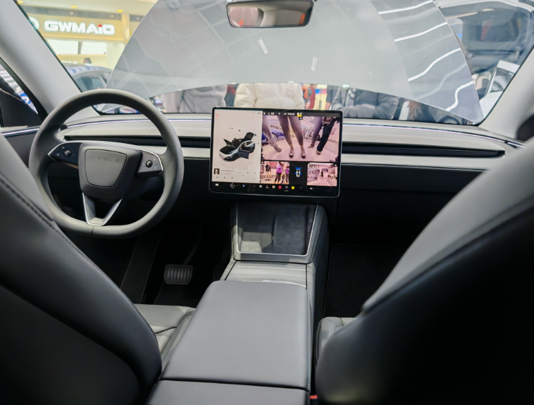 Model Y L把后排做成小板凳，特斯拉却还在吹操控。车主放倒座椅当货车用