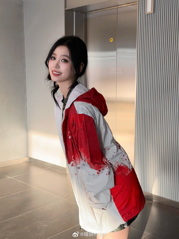 很润! 永劫主持 娅鸽Yager晒照: 内搭黑金旗袍 外传JL战队队服