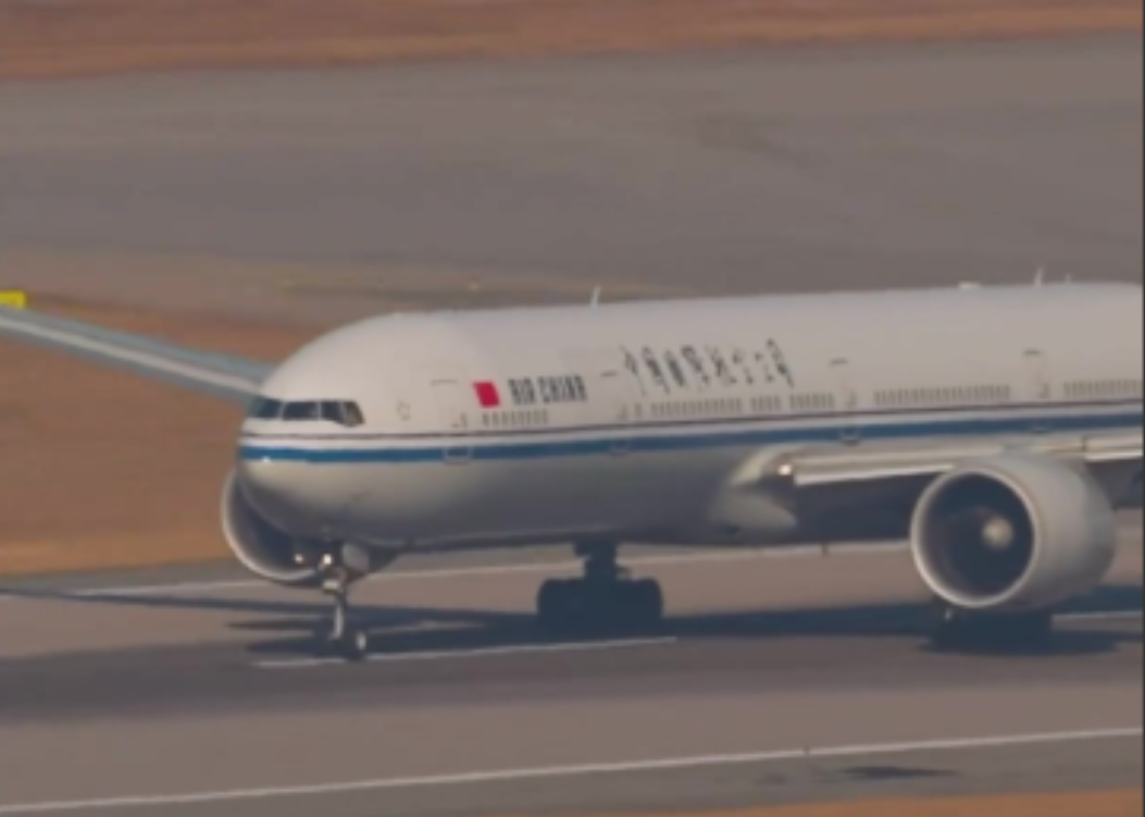 一架载着250人的国航波音777客机，8月26日从伦敦飞往北京途中突然遭遇惊魂时