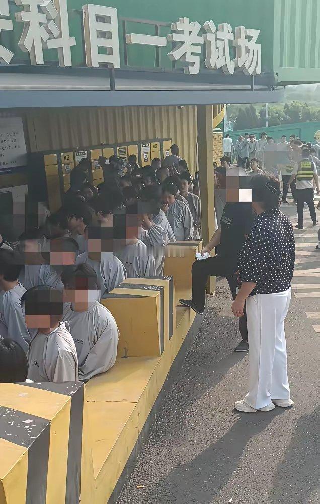 不好意思，我没忍住笑了现在考科目一都要穿这种罩衣了？