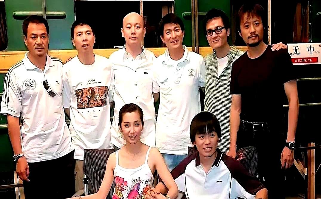 就是他，葛优旁边这位。咱们盯着手机相册里的老照片看了足足一分钟，脑子里像