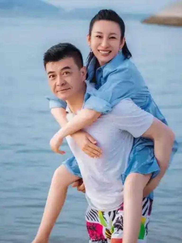 秦海璐活成多少女人羡慕的样子秦海璐最让人羡慕的，不是一堆影后头衔，也不是国