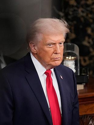 现在美国人最担心的是，特朗普哪天想不通就把白宫整个给拆了。因为这次访问中国让他感